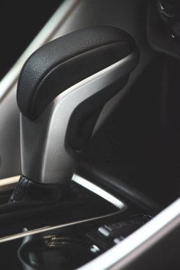 Araba siyah renk, siyah araba vites otomatik şehir araba closeup şanzıman