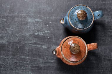 karanlık bir arka plan üzerinde iki çaydanlıklar. Geleneksel oryantal çay içme.