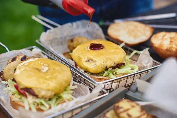 Крупним Планом Готуючи Великий Гамбургер Відкритому Повітрі Шеф Кухар Додає — стокове фото