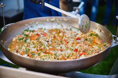 Taze ızgara tava, midye. Deniz açık havada barbekü. Piknik sağlıklı gıda, midye kabukları içinde. Çok geniş metalik pan pişirme midye kabukları var. Buğulanmış ve haşlanmış midye, Akdeniz mutfağı