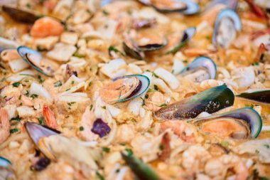 Taze ızgara tava, midye. Deniz açık havada barbekü. Piknik sağlıklı gıda, midye kabukları içinde. Çok geniş metalik pan pişirme midye kabukları var. Buğulanmış ve haşlanmış midye, Akdeniz mutfağı