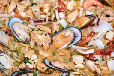 Taze ızgara tava, midye. Deniz açık havada barbekü. Piknik sağlıklı gıda, midye kabukları içinde. Çok geniş metalik pan pişirme midye kabukları var. Buğulanmış ve haşlanmış midye, Akdeniz mutfağı