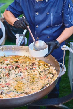 Taze ızgara tava, midye. Deniz açık havada barbekü. Piknik sağlıklı gıda, midye kabukları içinde. Çok geniş metalik pan pişirme midye kabukları var. Buğulanmış ve haşlanmış midye, Akdeniz mutfağı