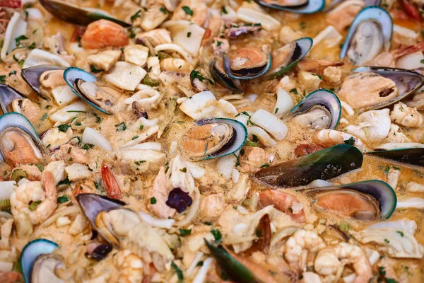 Taze ızgara tava, midye. Deniz açık havada barbekü. Piknik sağlıklı gıda, midye kabukları içinde. Çok geniş metalik pan pişirme midye kabukları var. Buğulanmış ve haşlanmış midye, Akdeniz mutfağı