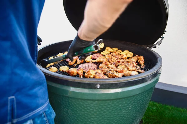 焼き鶏太股はマリネし グアバのジャム ソース 調味料の混合物でやっつけられました 屋台の食べ物 — ストック写真