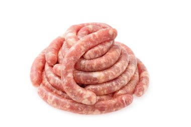 Barbekü için lezzetli çiğ sosis. Beyaz bir arka plan üzerinde izole.