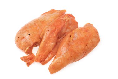 Çiğ tavuk göğsü beyaz arka planda izole.