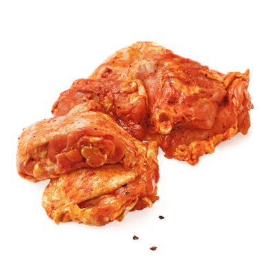 Beyaz arka planda izole çiğ tavuk budu