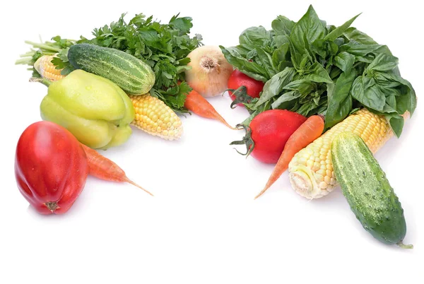 Świeże warzywa z sałatą liściową. Izolacja na białym tle — Zdjęcie stockowe