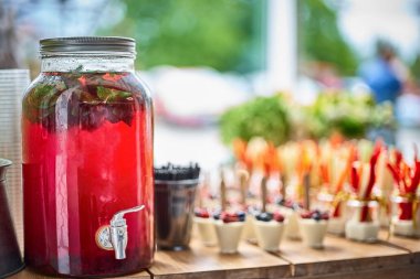 Ahşap masa üzerinde cam kavanozlara lezzetli meze servis. Catering, meze et, sebze, tatlı tatlılar için kavram. Seçici odaklı