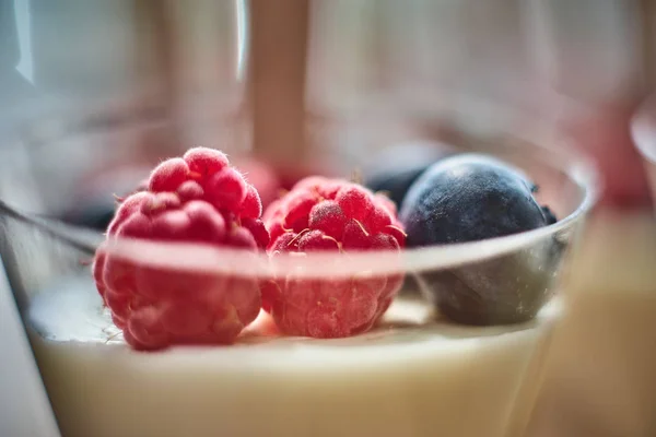 Blueberries and raspberries for a sweet dessert in a cup, concept for catering — Stock Photo, Image