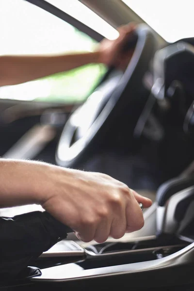 Człowiek Siedzi Kierownicą Samochodu Osobowego Ściąga Hamulec Ręczny Koncepcja Ludzie — Zdjęcie stockowe