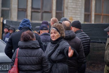 Kişinev, Moldova, novembe 12, 2018, N. Dimo street 7 2, özel güvenlik yasadışı inşaat erişim engellendi, insanların çileden polis ve sonraki kesme hareketsizlik tarafından aşağı ağaçlarının. Protesto, kanunsuzluk, dokunulmazlık kavramı