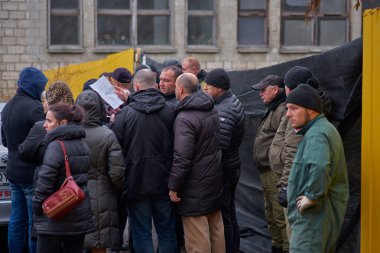 Kişinev, Moldova, novembe 12, 2018, N. Dimo street 7 2, özel güvenlik yasadışı inşaat erişim engellendi, insanların çileden polis ve sonraki kesme hareketsizlik tarafından aşağı ağaçlarının. Protesto, kanunsuzluk, dokunulmazlık kavramı