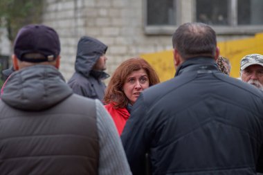 Kişinev, Moldova, novembe 12, 2018, N. Dimo street 7 2, özel güvenlik yasadışı inşaat erişim engellendi, insanların çileden polis ve sonraki kesme hareketsizlik tarafından aşağı ağaçlarının. Protesto, kanunsuzluk, dokunulmazlık kavramı