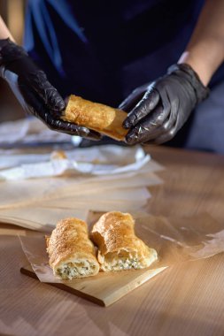 Vertuta veya placinta ile süzme peynir ve peynir, ekşi krema ile servis. Geleneksel Moldova, Romanya ya da Balkan pasta ya da kek. Seçici focus.restaurant. Metin alanı kopya alanı tasarım menü için