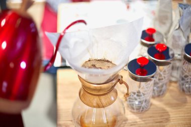 Barista ölçekte çekilmiş kahve fincan içine su dökme