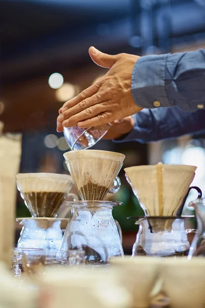 Barista vertiendo agua en una taza de café molido a escala — Foto de Stock