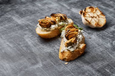 Bruschetta midye ve roka ile peynir hamur, susam için metin, ahşap arka plan üzerinde kopyalama alanı.