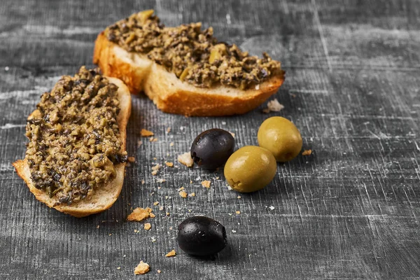 Bruschetta Con Olive Verdi Acciughe Capperi Messa Fuoco Selettiva Vista — Foto Stock