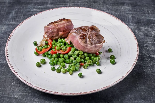 Medallones Ternera Envueltos Tocino Servir Con Guisantes Verdes Plato Sobre — Foto de Stock