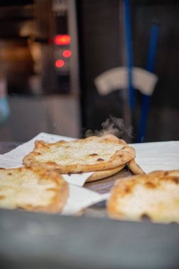 Catering kavramı, mutfakta hazır pizza keder çiftler. Pizzacı. Gıda üretimi ve teslimatı. seçici odaklama.