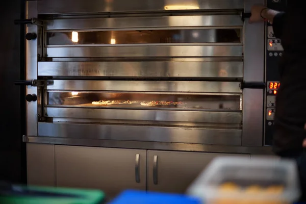 Fırında pişmiş ingridients bir sürü lezzetli Pizza. Pizza hazırlığı. seçici odaklama, kopyalama alanı.