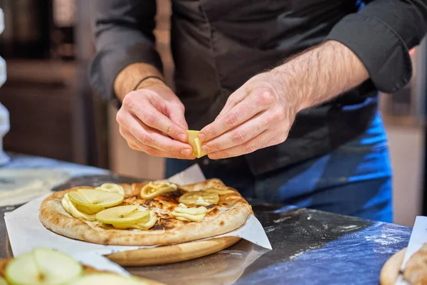 Кука Кухні Поклавши Інгредієнтів Піцу Концепція Солодкої Італійської Піци Виробництво — стокове фото