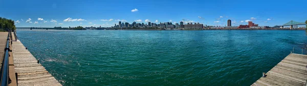 Montreal, Canada - 14 September 2018: Panorama van het oude havengebied en in het centrum van de stad in de regio Quebec vanaf de andere kant van de rivier. — Stockfoto