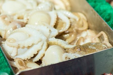 Taze ahtapot tentacles bir İtalyan Balık pazarı sayaçta close-up. Gıda ve mutfağı. ticaret, gıda alımı kavramı