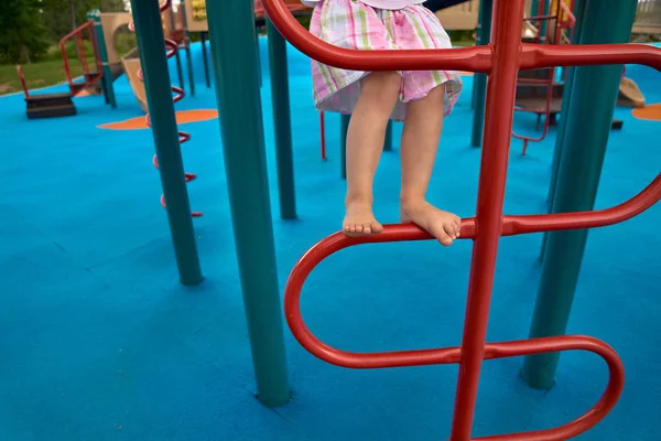 Los niños pies descalzos en el patio de recreo con obstáculos. Niñas piernas en las escaleras — Foto de Stock