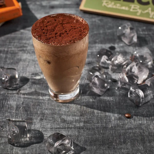 Chocolat frappe café dehors un jour d'été — Photo