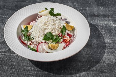 Yumurta, peynir ve bahar salatası sebze, domates ile turp. closeup masanın üzerinde. Yatay