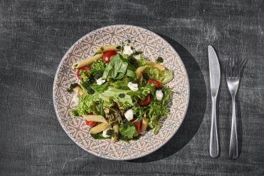 Salata - penne makarna ile kuşkonmaz, domates, bıldırcın yumurtası, mozzarellaand tatlı biber.