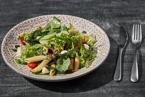 Ensalada - pasta de penne con espárragos, tomates, huevos de codorniz, mozzarella y pimiento dulce . — Foto de Stock