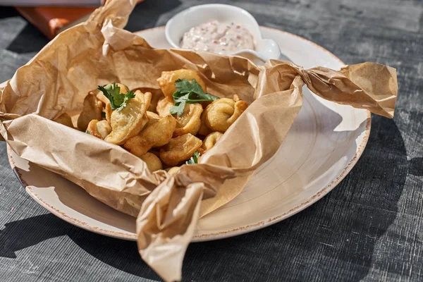 Stegte små dumplings i en keramisk plade på et bord - Stock-foto