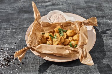 Bir tabloda bir seramik tabak kızarmış küçük köfte