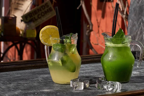 Limonáda Okurky Citrony Mátou Lístečky Brýlích Dřevěný Stůl Kopie Prostor — Stock fotografie