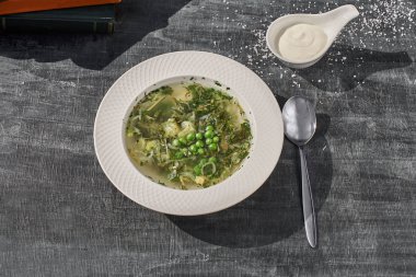 Yaz menüsü. Yeşil yumurta ile kuzukulağı çorbası. Geleneksel Rus çorbası, kuzukulağı, yeşil bezelye ve yumurta. eski ahşap arka plan, seçici odak