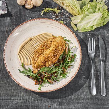 Kavrulmuş lahana mantar ve roka, closeup ahşap bir masaya. Seçici odak.