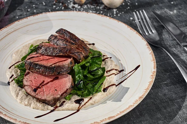 Nakrájené Středně Vzácný Grilovaný Hovězí Steak Houbovou Omáčkou Zelení Desku — Stock fotografie