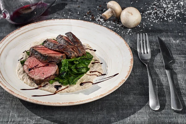 Szeletelt Közepes Ritka Grillezett Marha Steak Tejszínes Gombamártással Zöldek Háttere — Stock Fotó