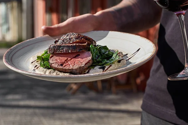 Filete Res Parrilla Medio Rebanado Con Salsa Champiñones Verduras Plato — Foto de Stock