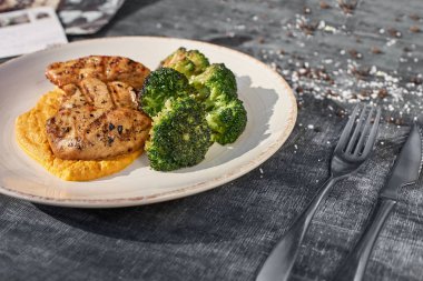 Konsept: Restoran Menü, sağlıklı gıda, ev yapımı, gurme, oburluk. kızarmış tavuk göğsü fileto bir meyveli sos, brokoli ahşap arka plan, cömert kopya alanı ile