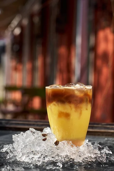 橙色和咖啡鸡尾酒 玻璃在木制背景上的冰中 为您的文字提供空间 在阳光明媚的日子里在外面拍摄的照片 — 图库照片