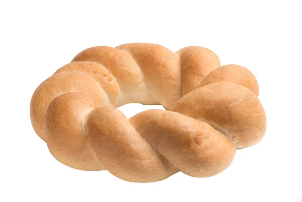 Chalá redondo, pão branco trançado na forma de um anel, isolado no fundo branco . — Fotografia de Stock