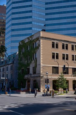 Montreal, Quebec, Kanada, 14 Eylül 2018: Modern binalar, Montreal, yüksek binalar, gökyüzü, güneş yükselterek mimarisi içinde iş gökdelenler. Mali kavramlarını