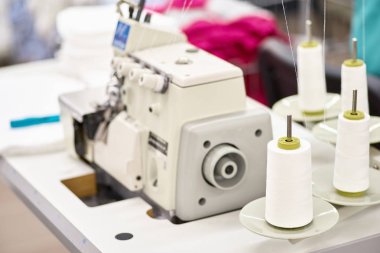 Kişinev, Moldova, 12 Mart 2019. dikiş makineleri dikiş atölyede kapatın. İşleri, toplu iş oluşturma