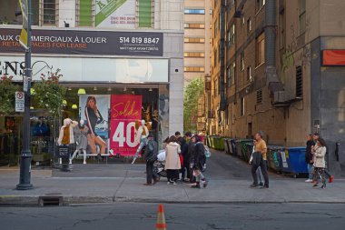 Montreal, Quebec, Kanada, 14 Eylül 2018: Vitrinin yakınındaki kaldırımda yayalar. Sokakta yaşam kavramı.