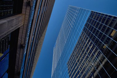 Montreal, Quebec, Kanada, 14 Eylül 2018: Modern binalar, Montreal'deki iş gökdelenleri, yüksek katlı binalar, gökyüzüne yükselen mimari, güneş.